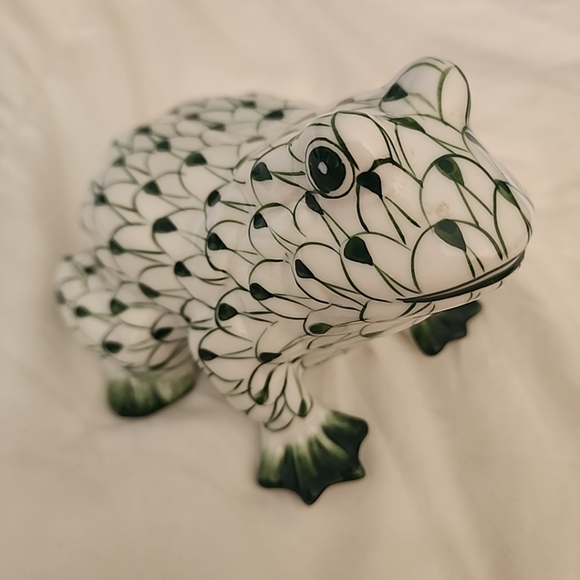 Andrea By Sadek Hand Painted Porcelain Frog Green And White. - Picture 4 of 13